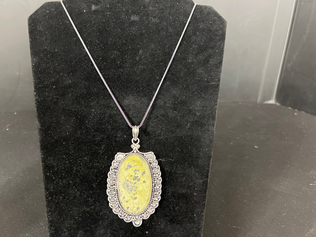 Yellow-Green Speckled Cabochon Pendant Necklace
