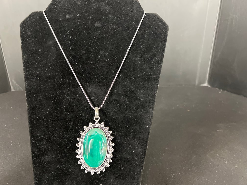 Green Stone Cabochon Pendant Necklace