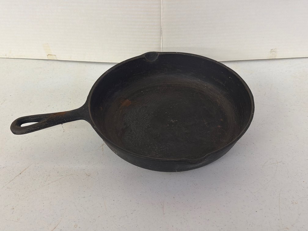No. 7 Cast Iron Skillet with Dual Pour Spouts, 10 1/4 IN