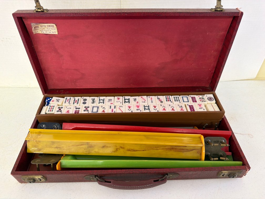 Royal Depth Control Catalin Mahjong Set with Case