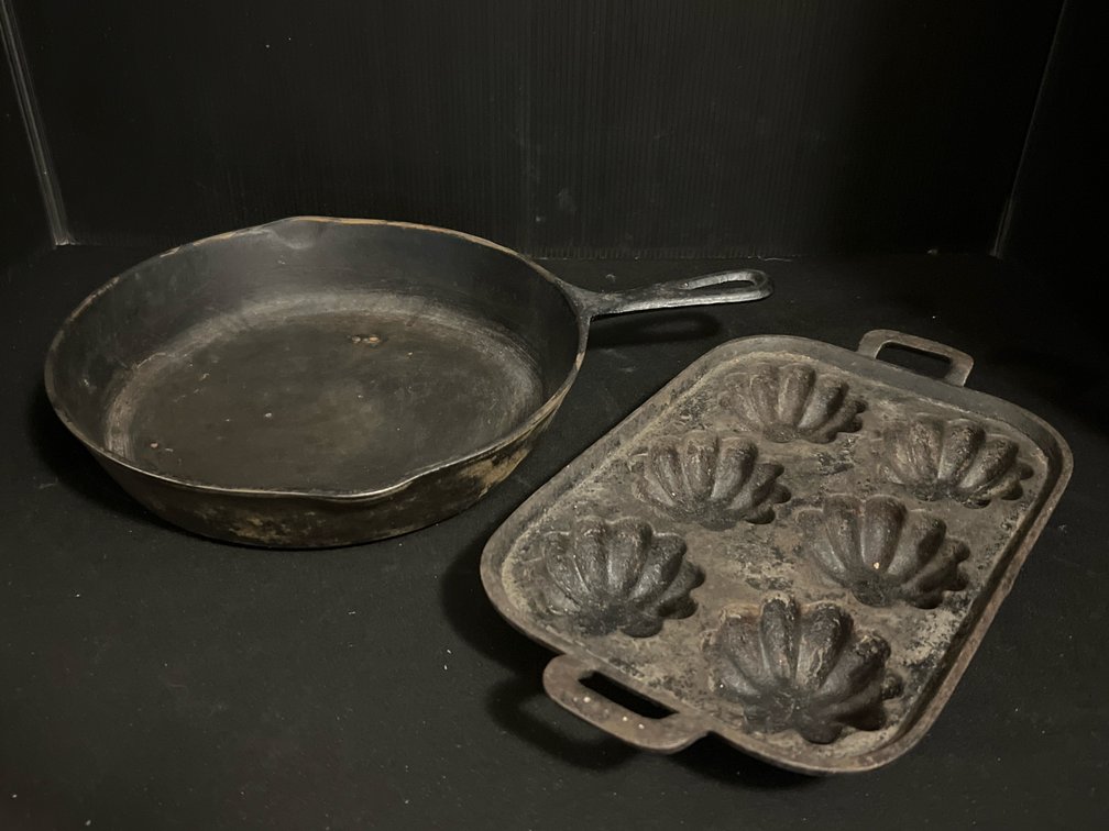 Cast Iron Skillet & Fluted Baking Pan
