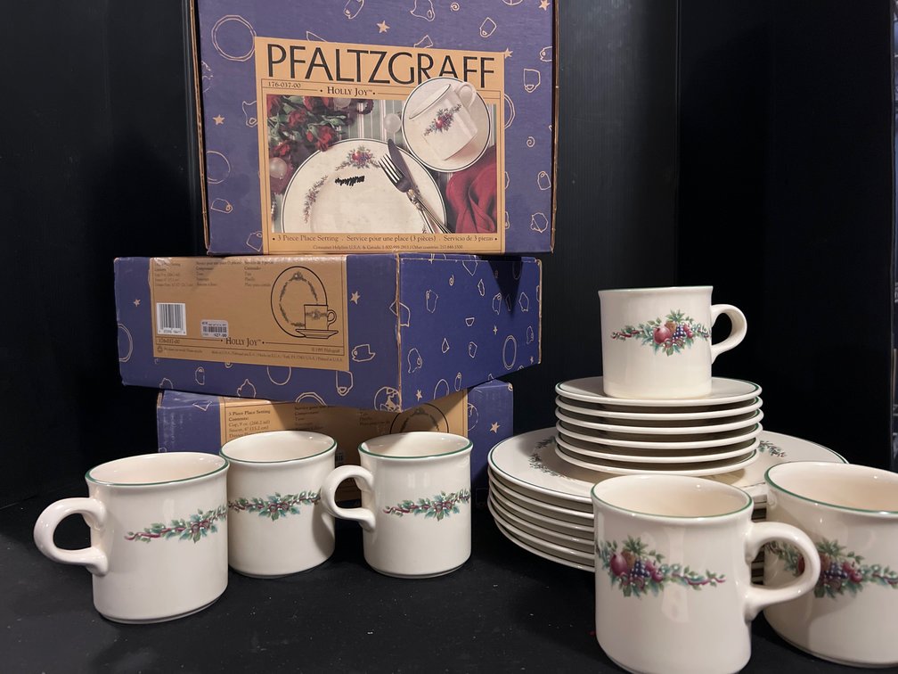 Pfaltzgraff Holly Joy 18-Piece Dinnerware Set