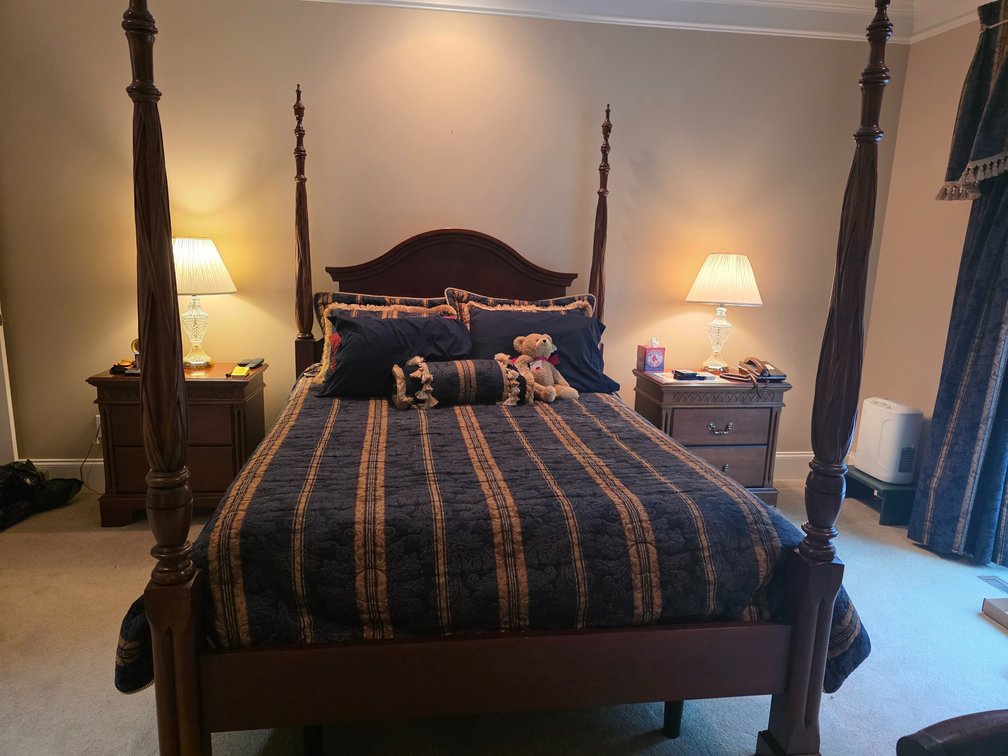 Four-Poster Queen Bed/Adjustable Base