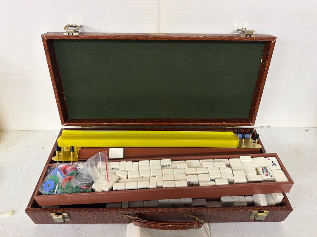 Cardinal Mah-Jongg Game Set in Faux-Alligator Case