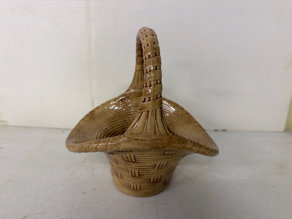 Byron Molds Ceramic Basketweave Basket with Handle