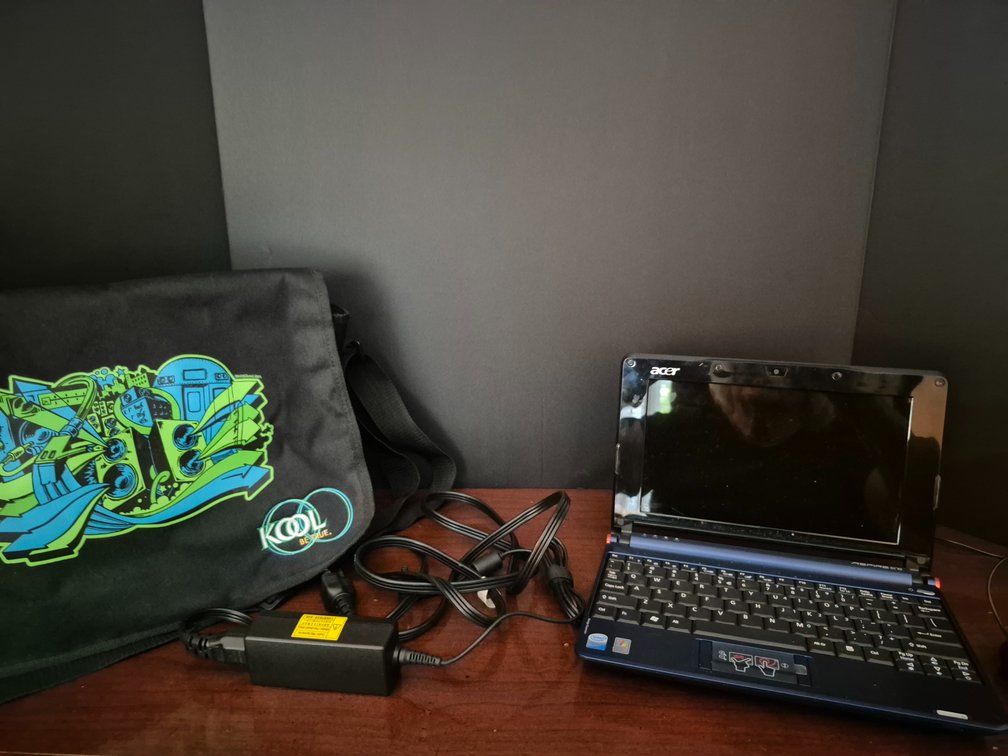 Acer Aspire One Netbook with AC Adapter and Messenger Bag