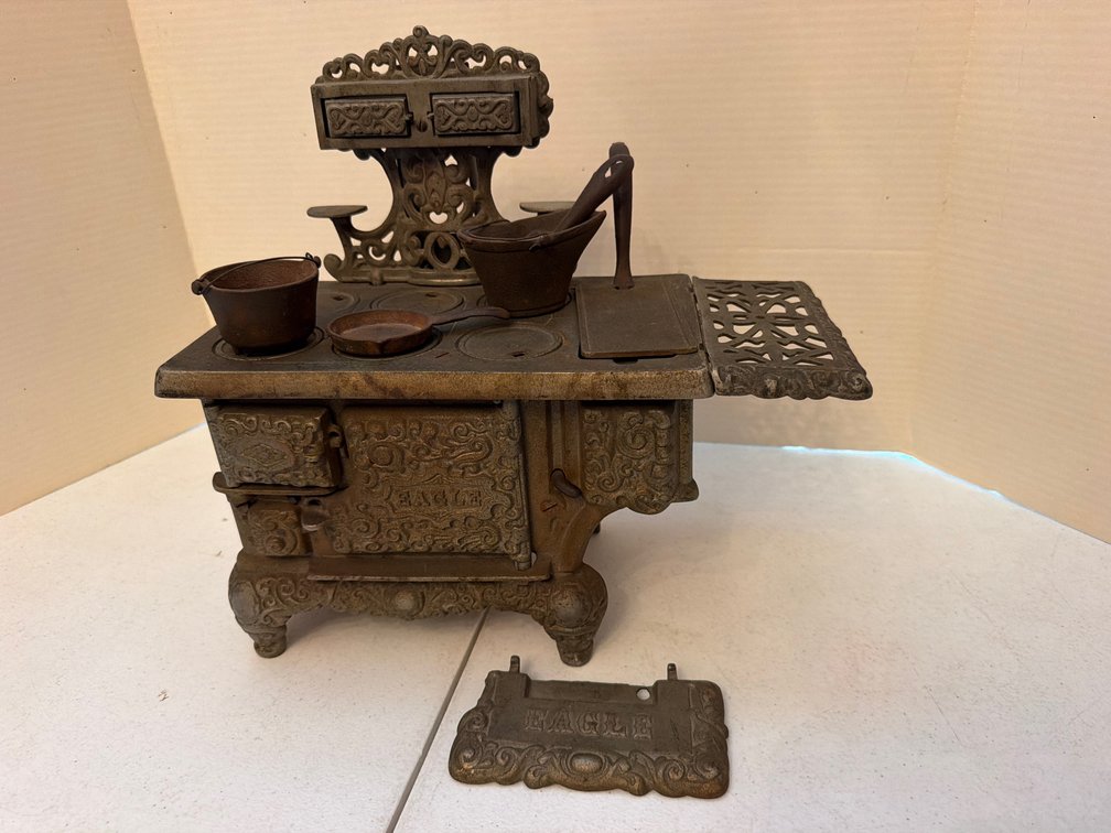 EAGLE Miniature Cast Iron Stove with Cookware