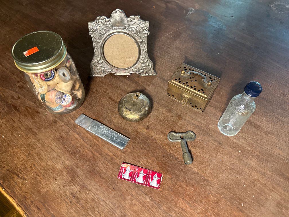 Miscellaneous decorative desk items