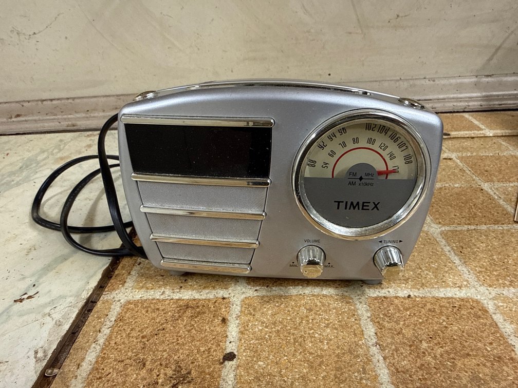 Timex T247B AM/FM Alarm Clock Radio