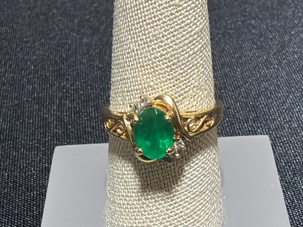 10Kt Yellow Gold Green Gemstone Diamond Accent Ring