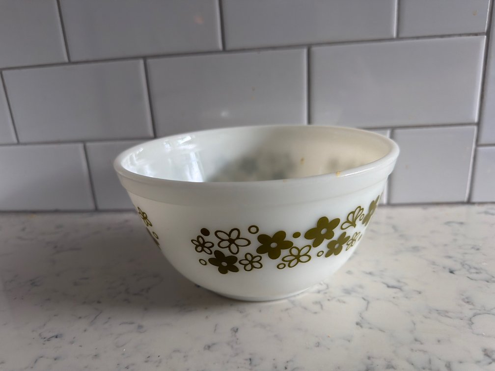 PYREX 402 1 1/2 Pt. Milk Glass Mixing Bowl