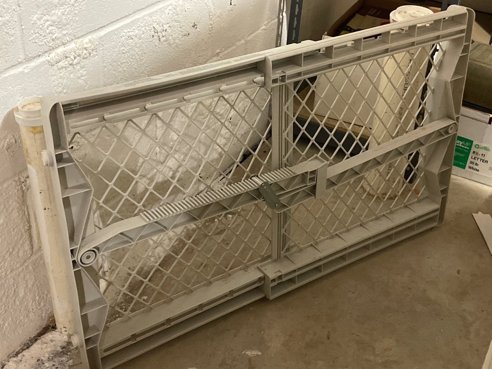 Expandable Plastic Safety Gate with Ratchet Locking Bar
