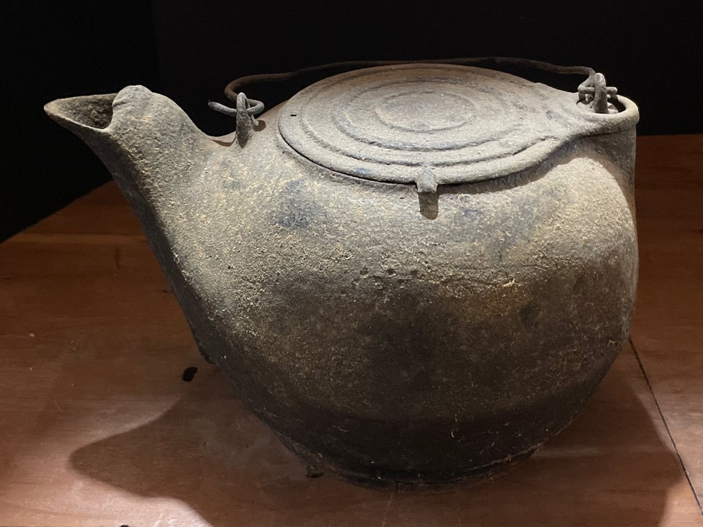 Cast Iron Kettle with Concentric Ring Lid and Bail Handle