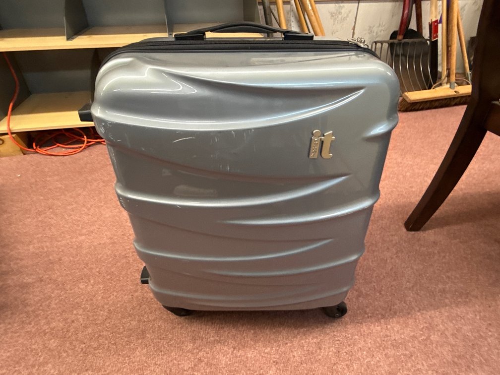 IT Luggage Hardshell Spinner Suitcase