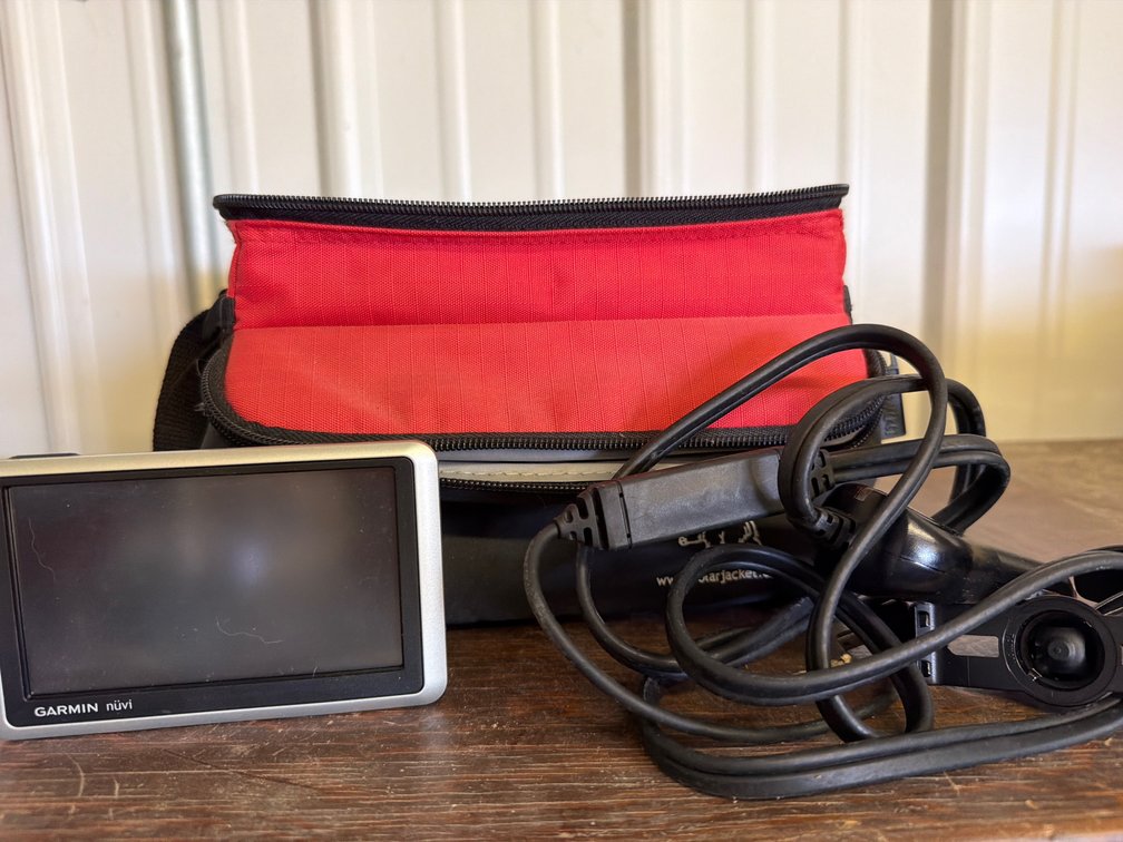 Garmin nüvi 1300 GPS Navigator with Mount, Charger, and Case