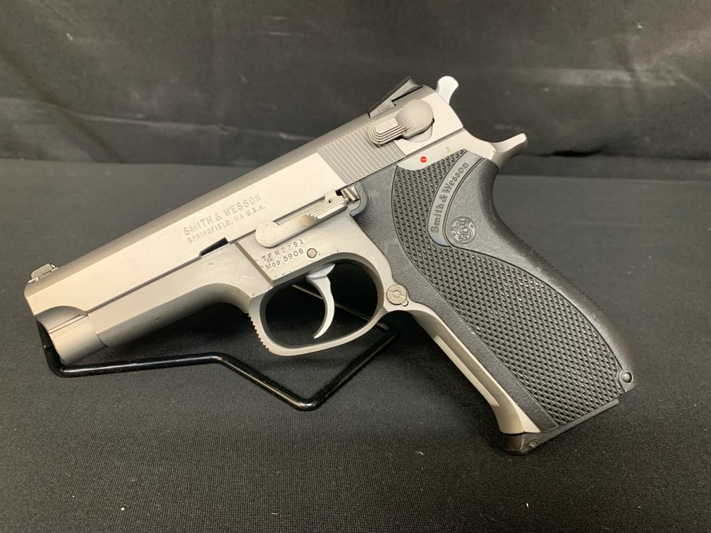 Smith & Wesson Mod 5906 Semi-Automatic Pistol