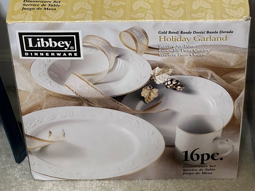 Libbey Holiday Garland 16-Piece Dinnerware Set