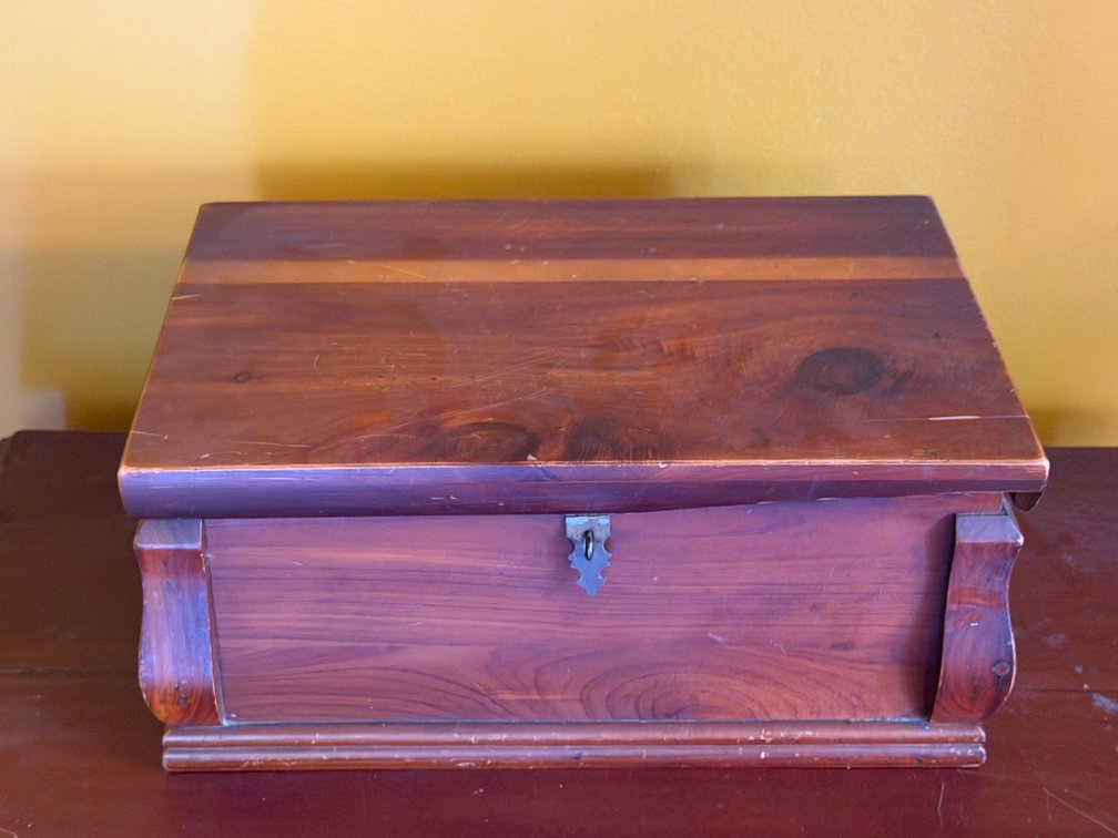 Cedar Keepsake Chest with Inlaid Lid