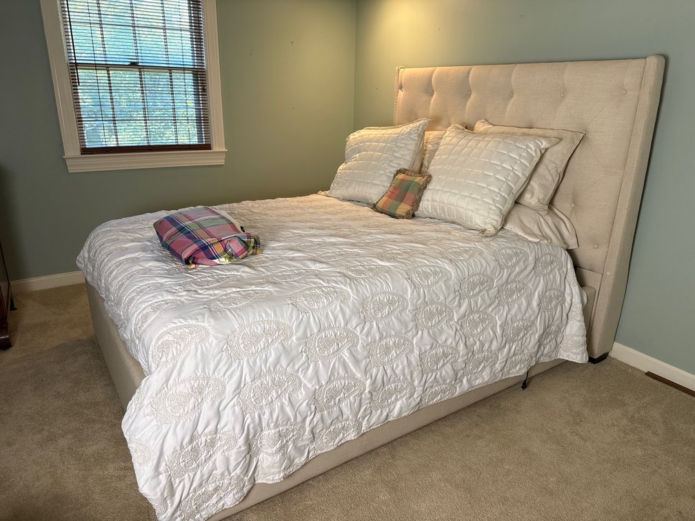 Rooms To Go Gina Queen Upholstered Bed with Bedding