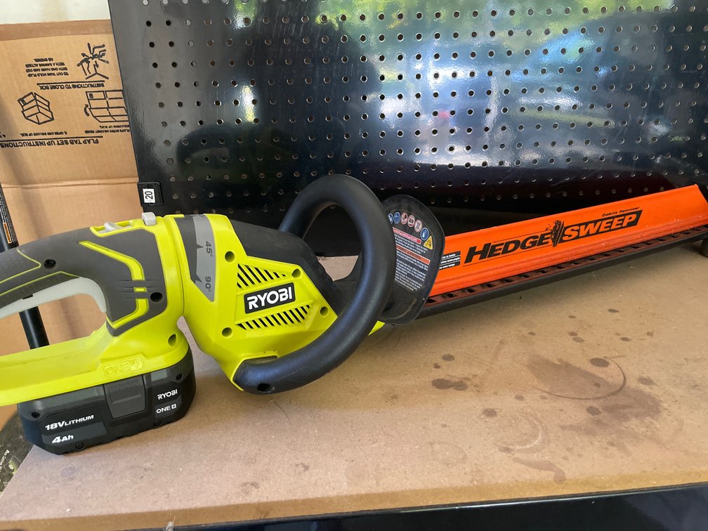 Ryobi P2606VNM 18V ONE+ Cordless Hedge Trimmer with 4Ah Battery