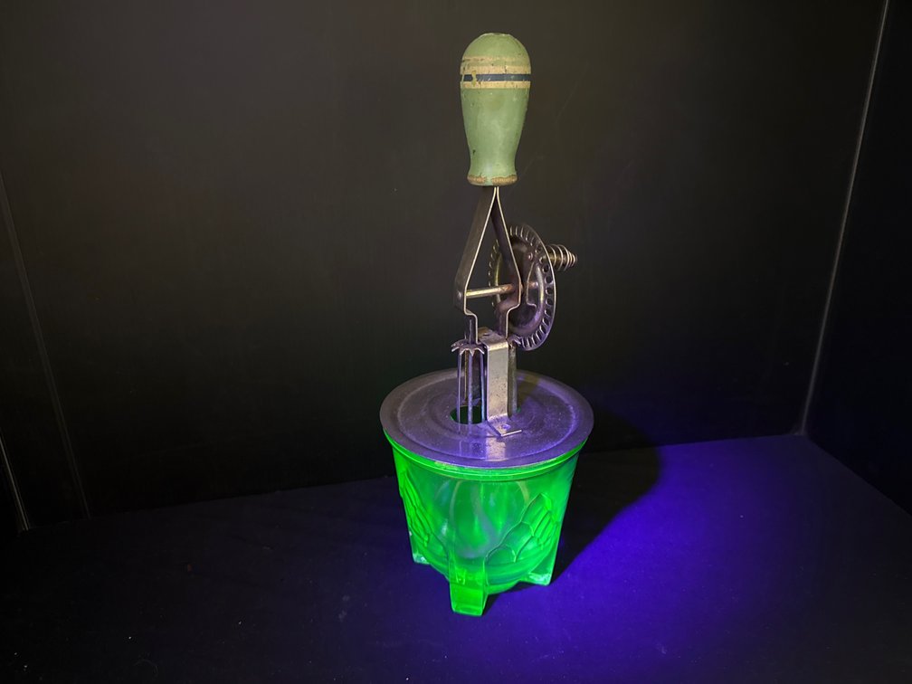 T & S Rotary Hand-Crank Mixer with Green Glass Cup