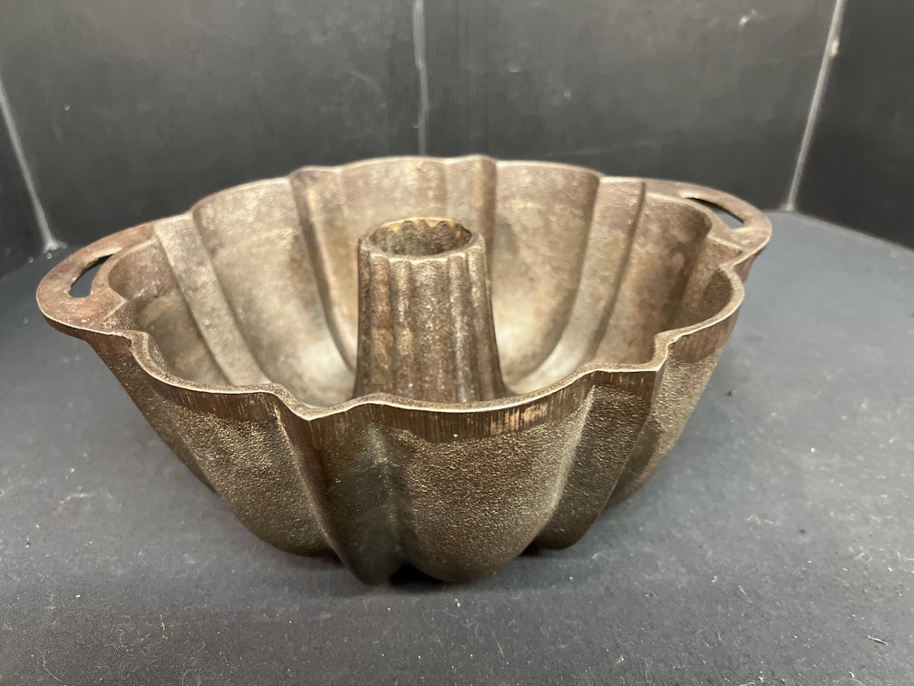 Cast Metal Fluted Bundt Cake Pan with Handles