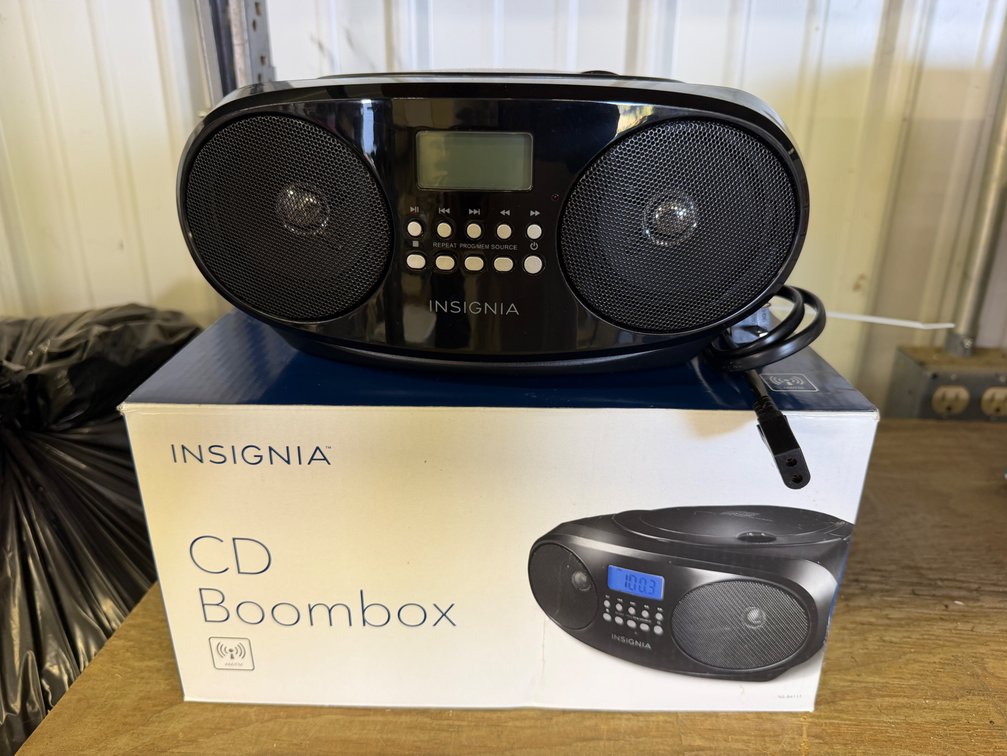 Insignia NS-B4111 CD Boombox with AM/FM Tuner
