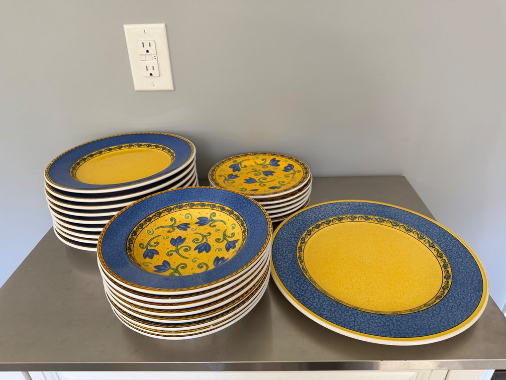 Furio Home Blue and Yellow Ceramic Dinnerware Set