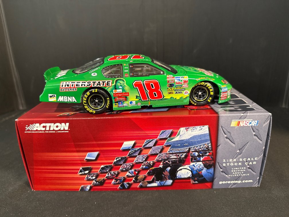 Action 1:24 Bobby Labonte #18 Hulk Monte Carlo Die-Cast Car