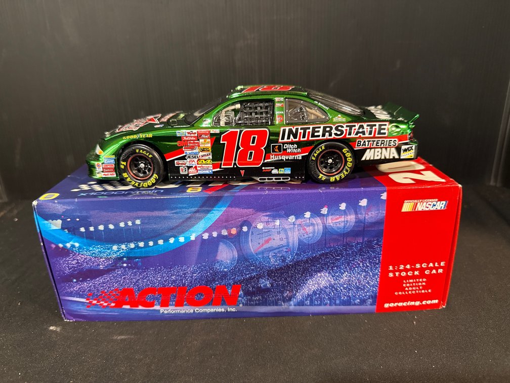 Action 1:24 Bobby Labonte #18 Pontiac Die-Cast Stock Car