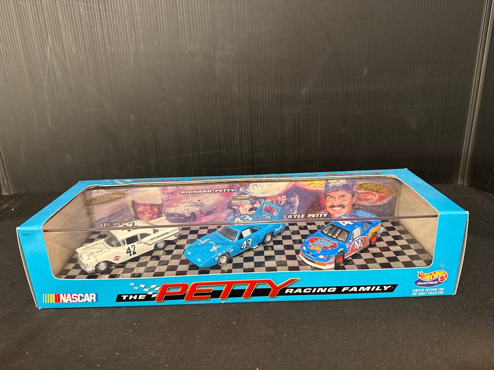 Hot Wheels Collectibles The Petty Racing Family 3-Car Set