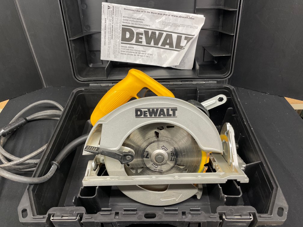 DEWALT DW368 7-1/4 in Circular Saw with Case