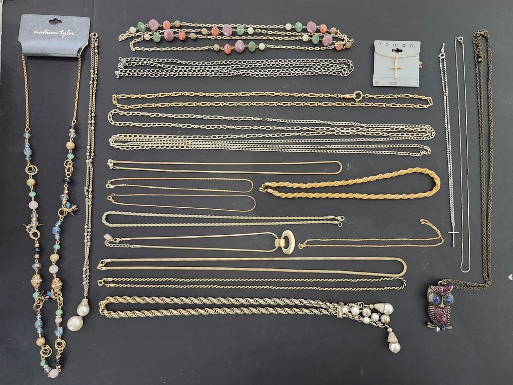 Costume Jewelry Necklaces, Pendants, and Chains