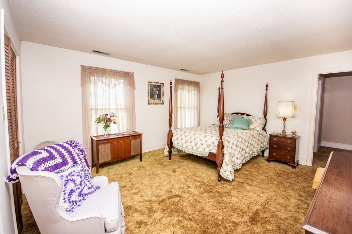 Large 5 Bedroom Home in Rural Setting