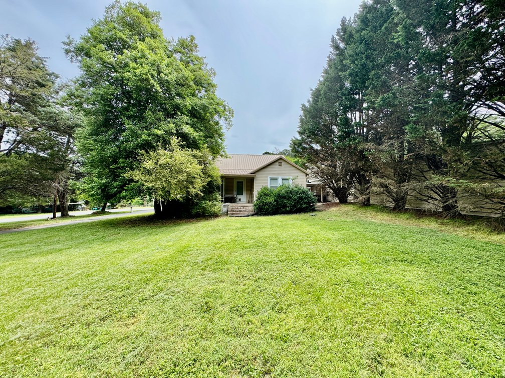 3 Homes + 5 Shops = 1 Special Auction with Endless Possibilities!