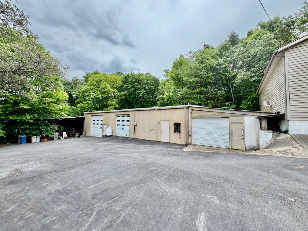 3 Homes + 5 Shops = 1 Special Auction with Endless Possibilities!