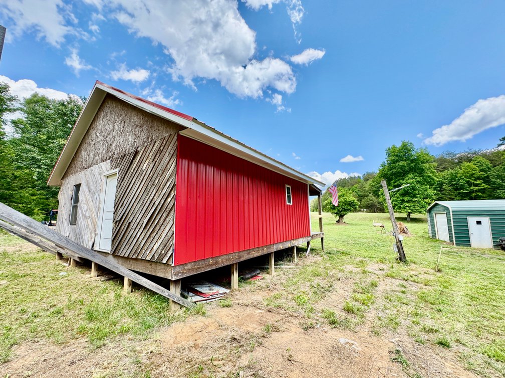 Charming Brushy Mountain Cabin on 3.929 Acres in Union Grove, NC