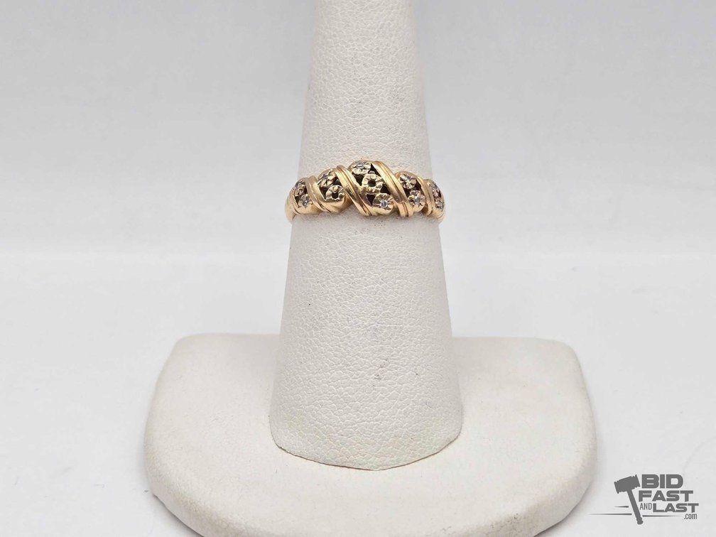 14kt Gold Ring with Moissanite, Size 7.5, 2.2g