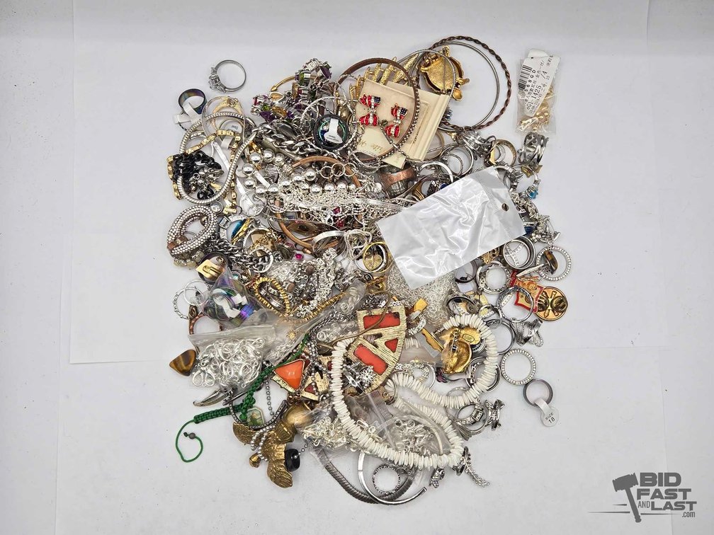 Mixed Costume Jewelry Lot: Rings, Bangles, Chains, Earrings & Pendants