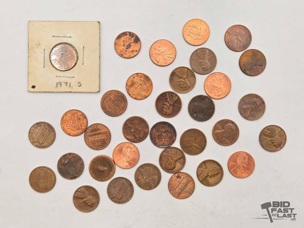 Lincoln Pennies Lot: 1971-S Lincoln Cent in Holder, Memorial & Shield Backs