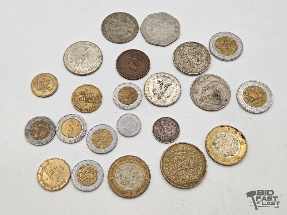 Mexican Pesos Coin Lot: 1971 Un Peso, Heptagonal Coin, Eagle Designs