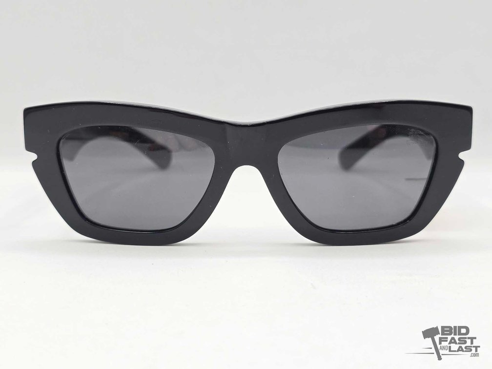 Burberry Sunglasses – Glossy Black Cat-Eye Frame, Dark Grey Lenses