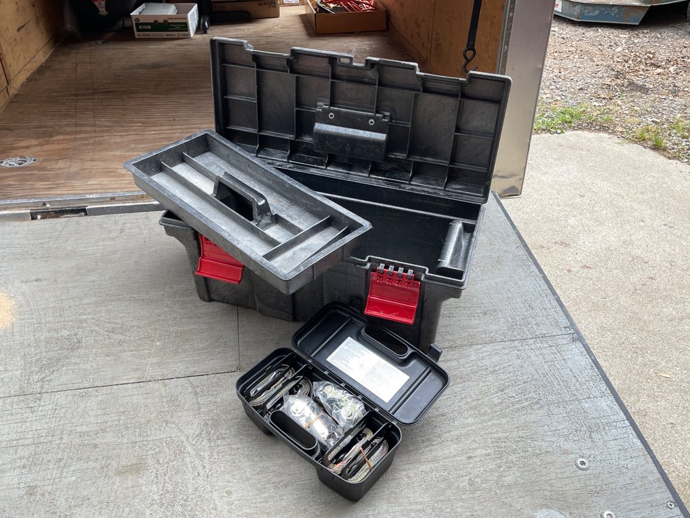 24” Rubbermaid Tool Box 