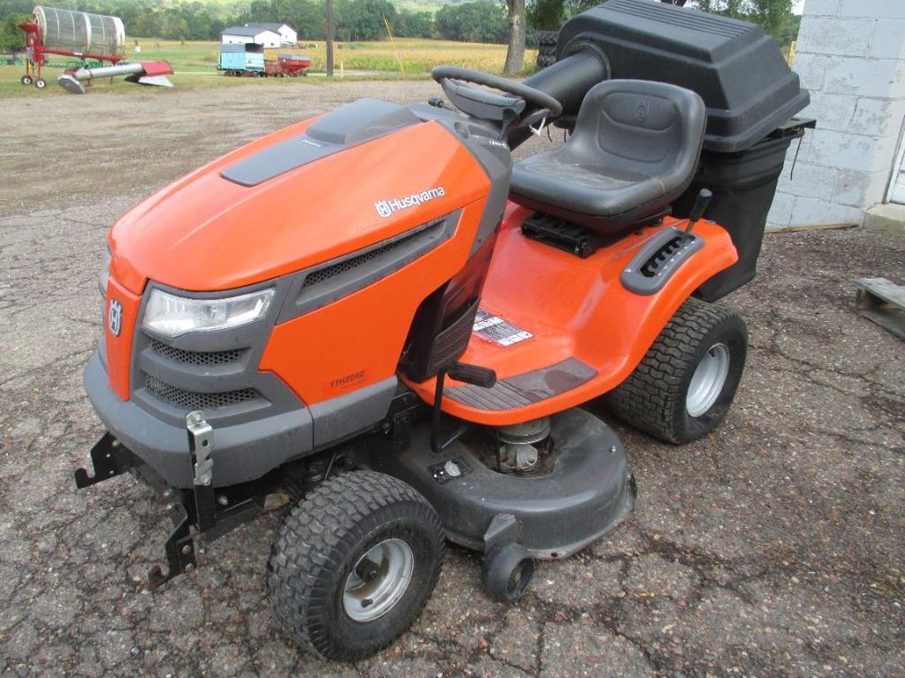 Husqvarna YTH2042 Riding Lawn Mower w/ Bagger