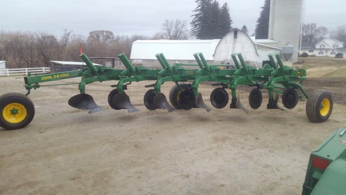John Deere 3200 6 Bottom Plow - Osseo WI