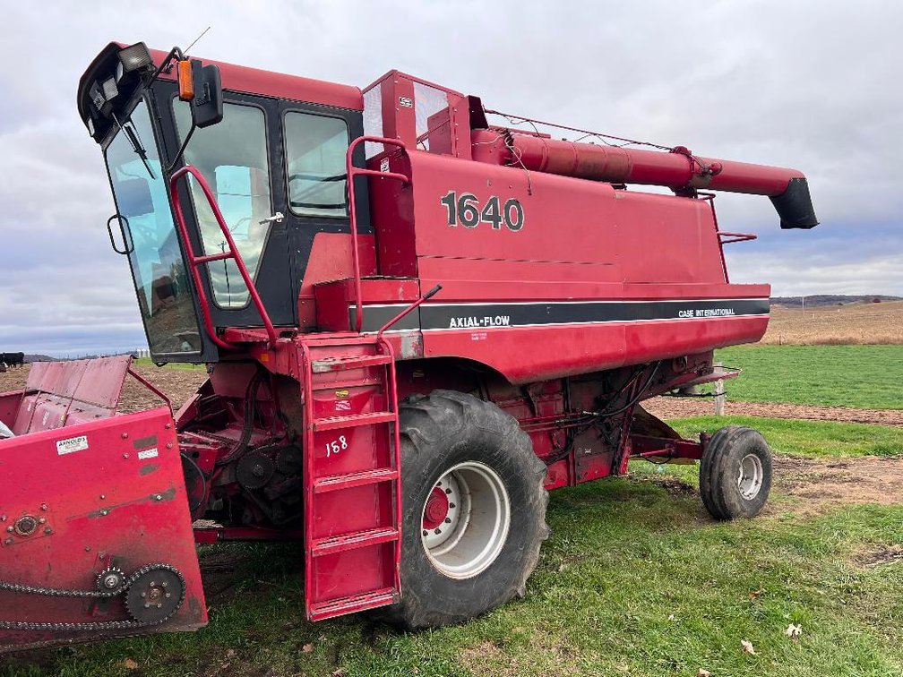CaseIH 1640 Combine  with 963 Corn Head- Bloomer WI