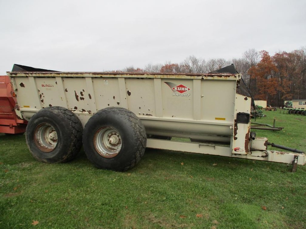 Kuhn Knight Slinger 8141 Spreader - Prairie Farm WI