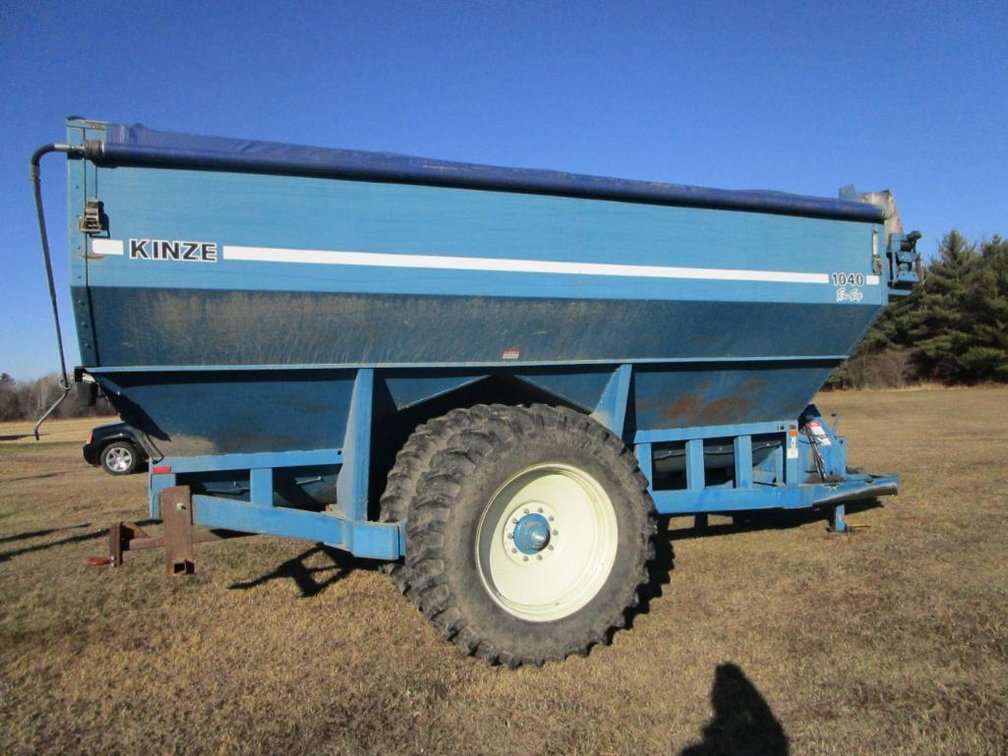 Kinze 1040 Grain Cart - Alma Center WI