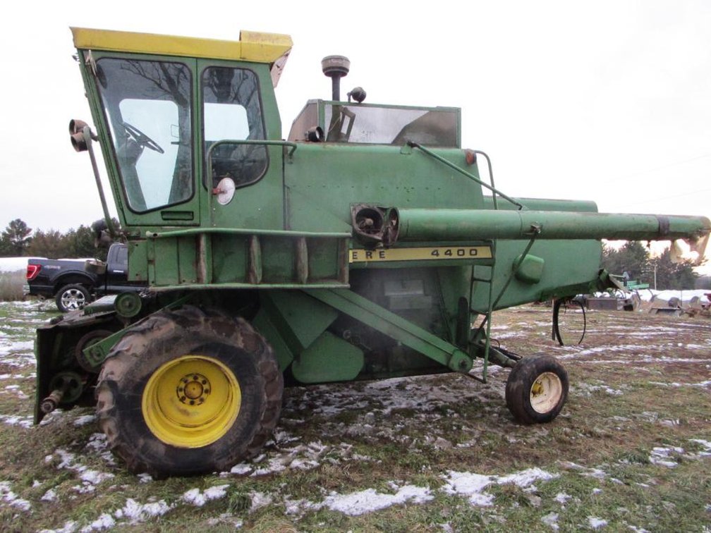 John Deere 4400 Combine