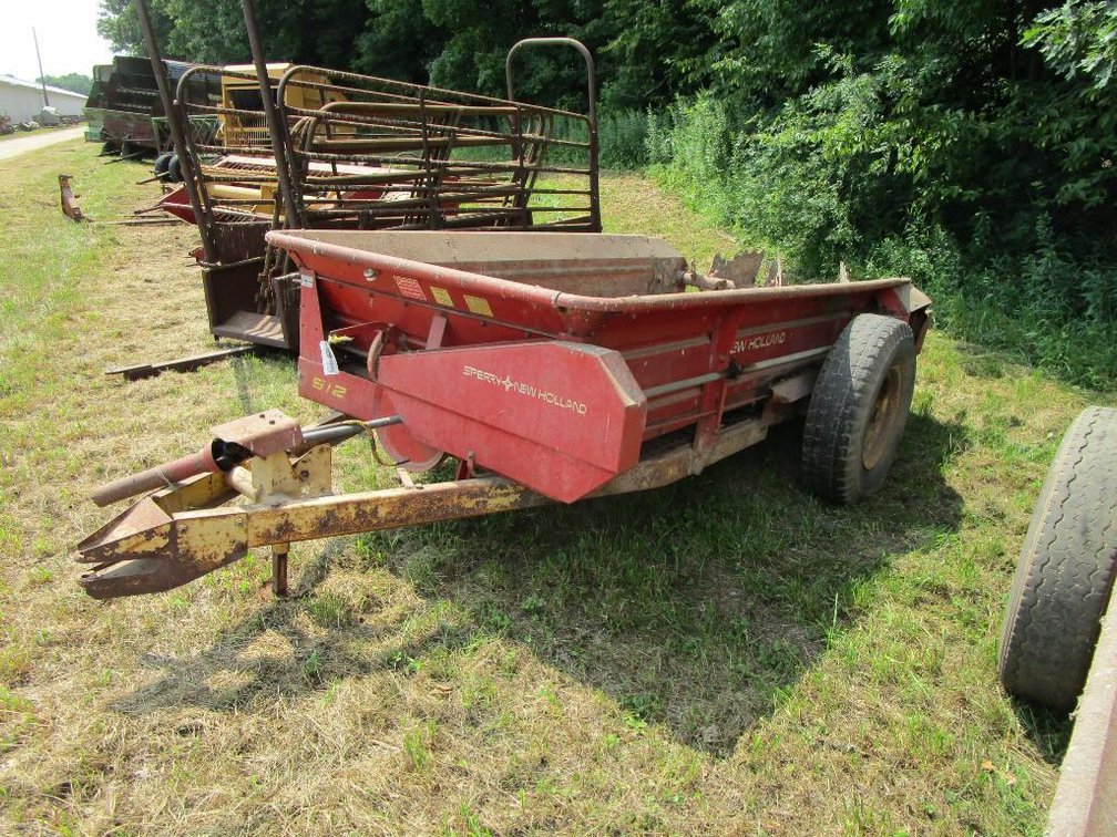 New Holland 512 Spreader